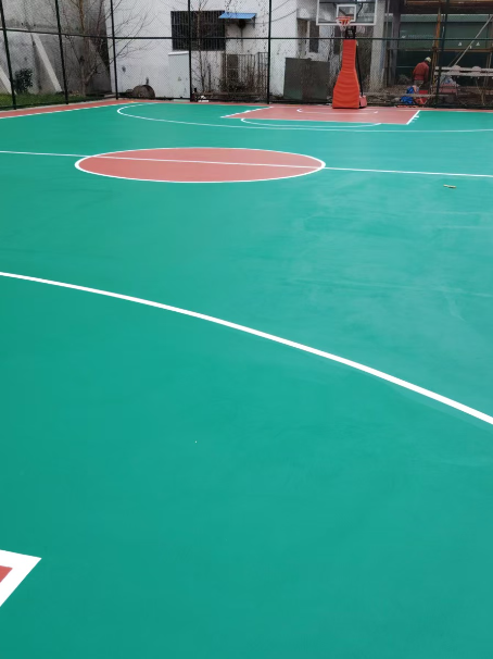 吉利 球场长期使用易出现地面开裂
